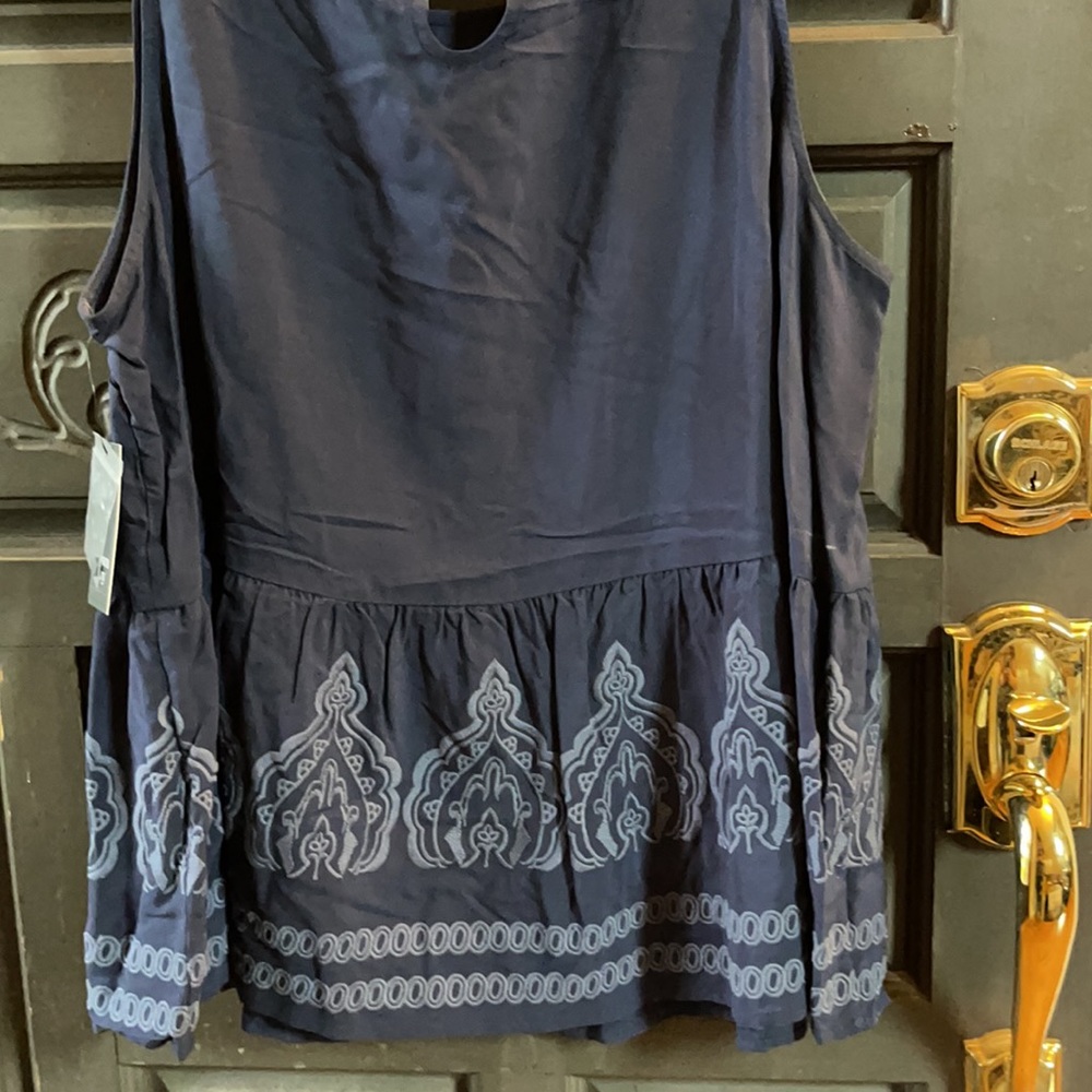 Crown & Ivy sleeveless top. - Picture 10 of 12